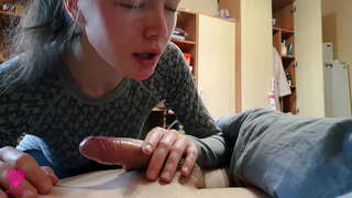 Leidenschaftlich schlampig blowjob vu petite Schéinheet mat cum a Mond