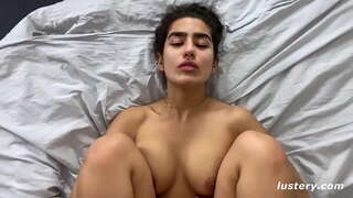 ���მყარებს მისი ფეხები, მისი ხელმძღვანელი ღრმა შეღწევა