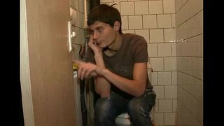 Ona hrá s veľký péro lad