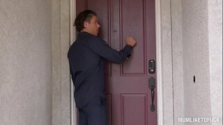 Anzjani Eva Notty crams stretta tagħha fil-enormi dick filwaqt li enormi tagħha big-tbandil