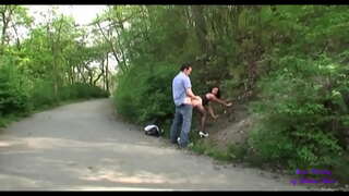 ���ირველი მათ შეეხოთ ერთმანეთს ბარი და შემდეგ ისინი მიდიან fuck საჯარო ბაღები