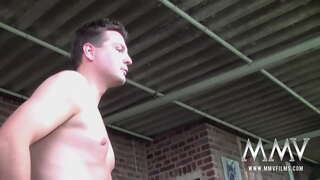 Руда свінгерка в косичках Ніколь С масажує свої великі груди, смокче дві хуї і отримує сперму в трійці